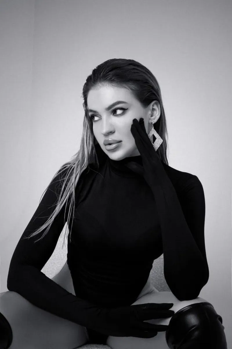 Ella Escort in , 23yo - Brunette